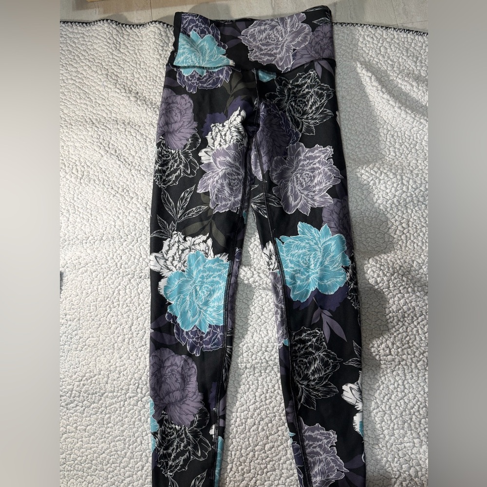 Jessica Simpson Black and White Leaf Print Leggings